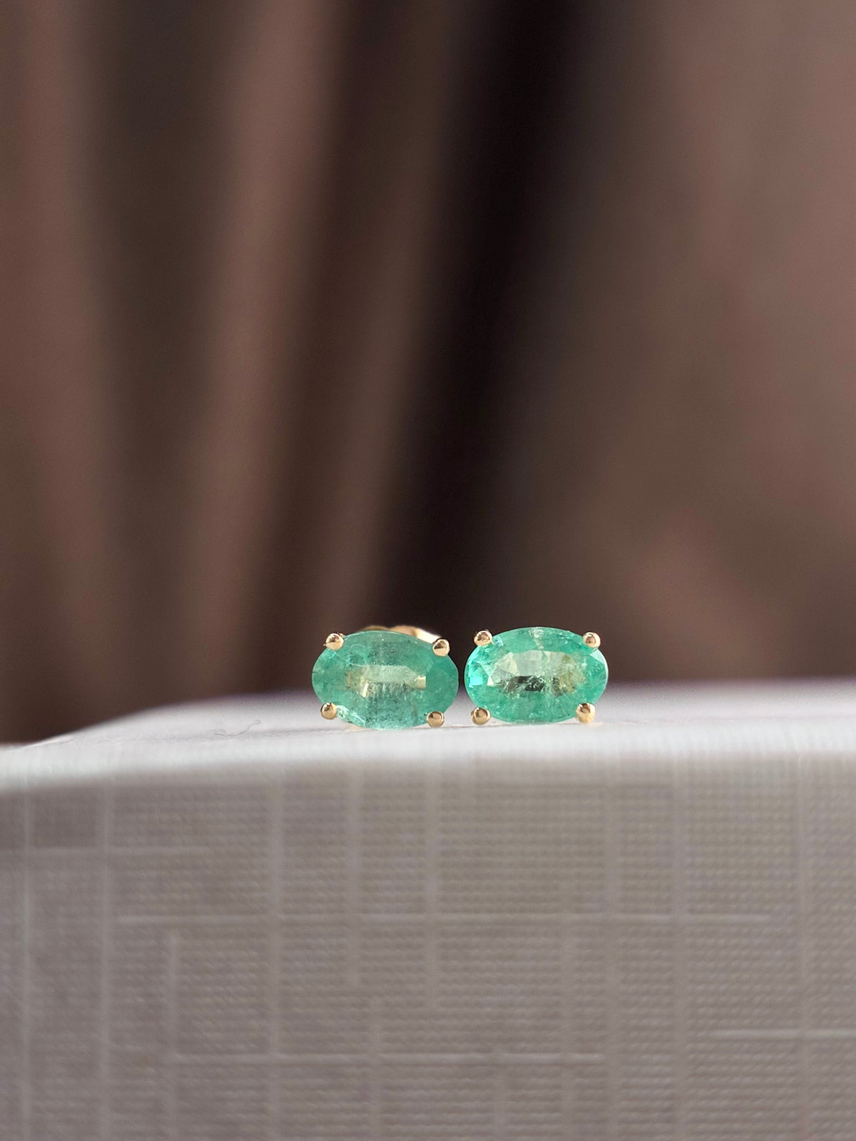 Arete oval de esmeralda en oro 14k