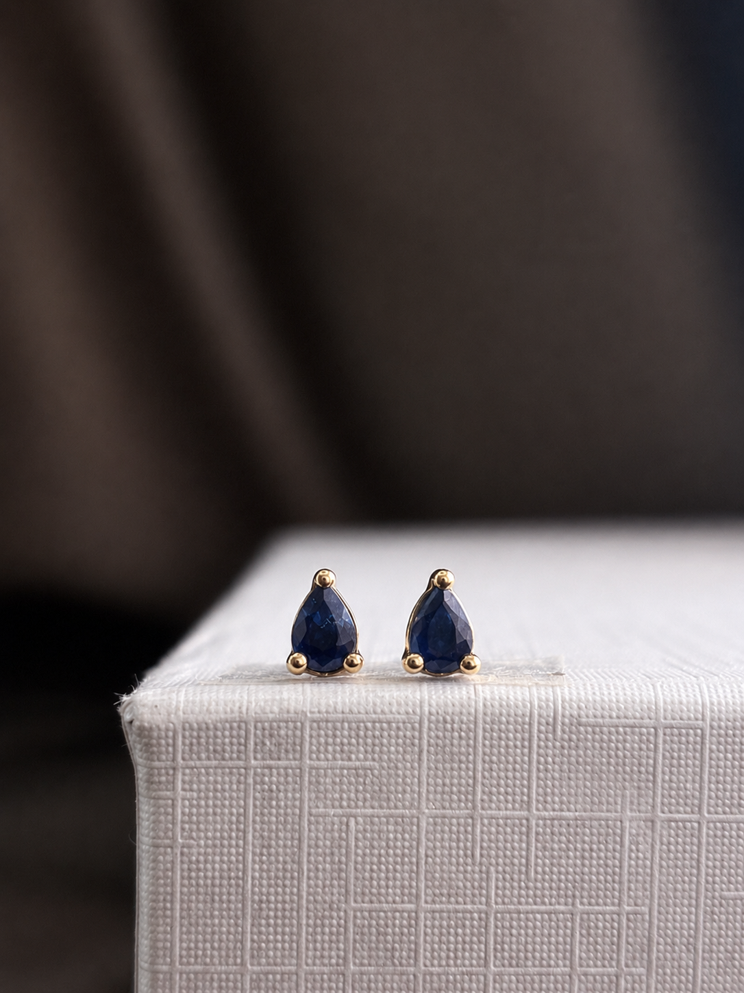 Arete mini gota de zafiro en oro 10k