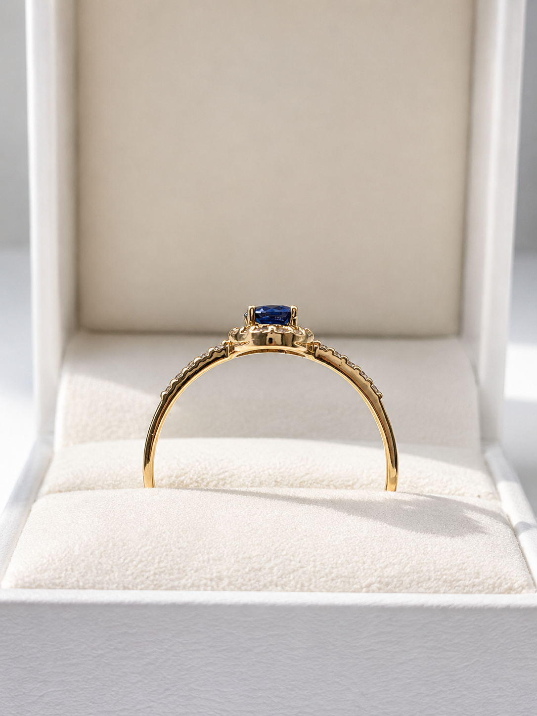 Anillo de zafiro oval con halo de diamantes en oro 14k