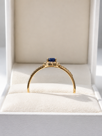 Anillo de zafiro oval con halo de diamantes en oro 14k