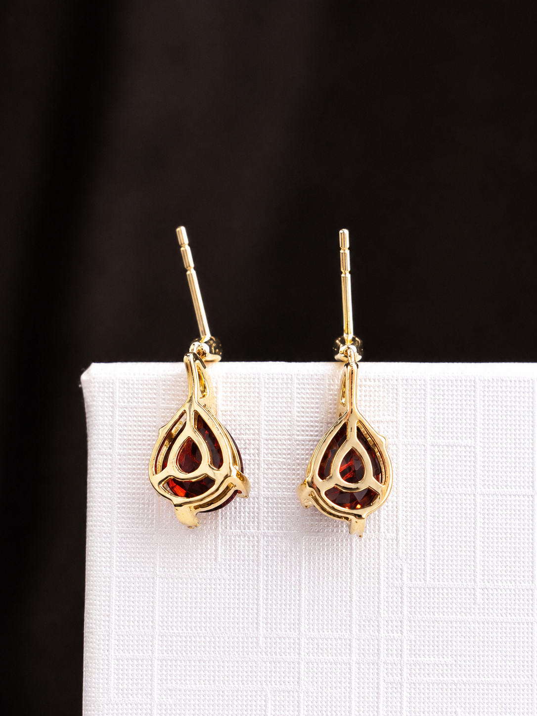 Arete largo de granate  con diamantes en oro 14k