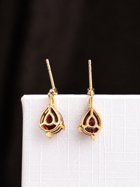 Arete largo de granate  con diamantes en oro 14k