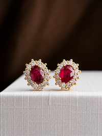 Arete de rubí con halo de diamantes en oro 14k