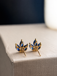 Arete de zafiro con un mini diamante en oro 14k