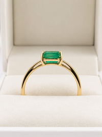 Anillo de esmeralda con 2 mini diamantes en oro 14k