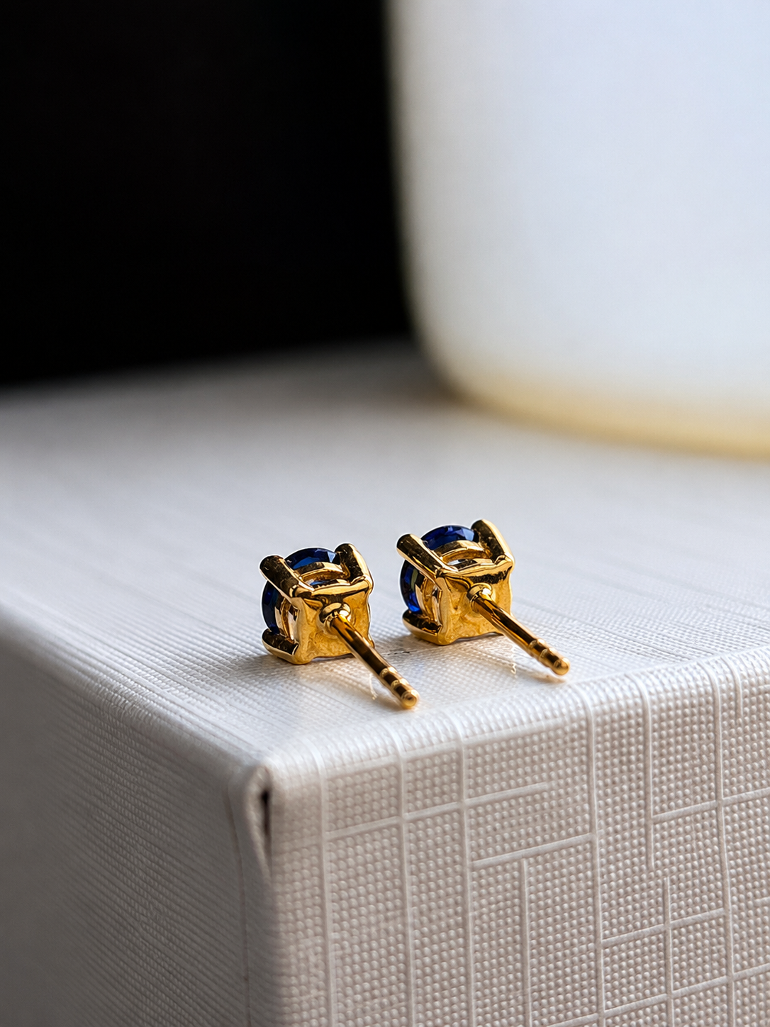 Arete mini zafiro en oro 14k