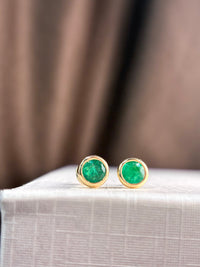 Arete biselado de esmeralda en oro 10k
