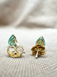 Arete gota en esmeralda