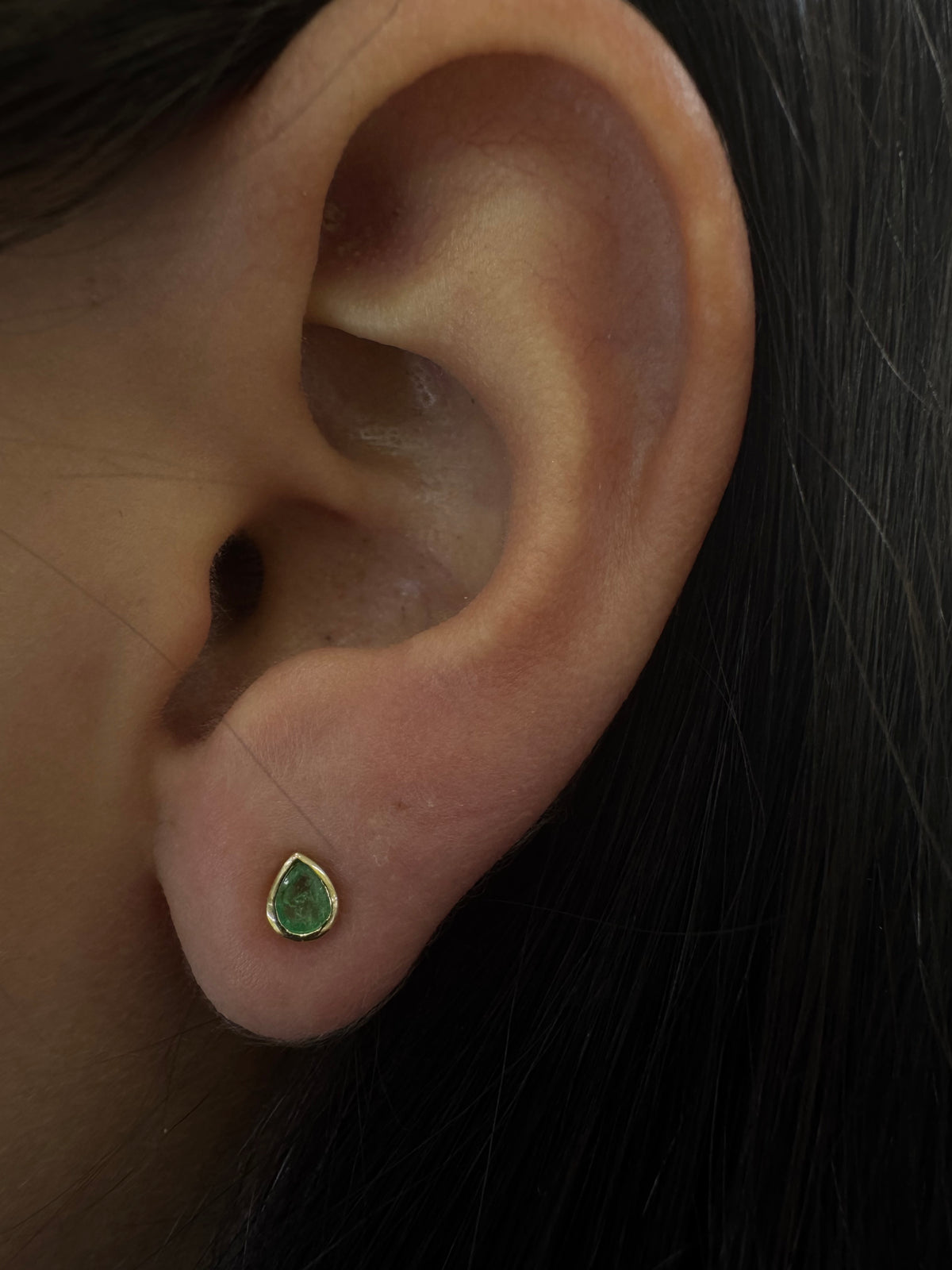 Arete gota de esmeralda