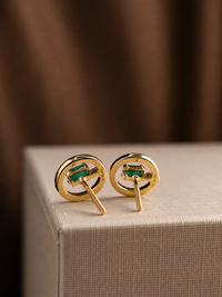 Arete mini esmeralda con diamantes naturales en oro 14k