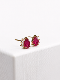 Arete gota de rubí con 3 mini diamantes en oro 14k