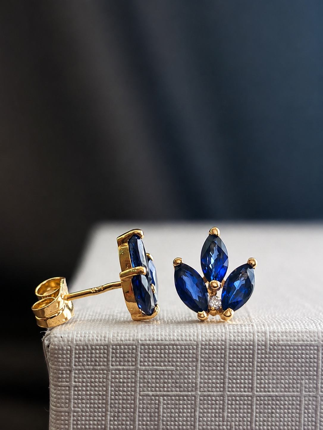 Arete de zafiro con un mini diamante en oro 14k