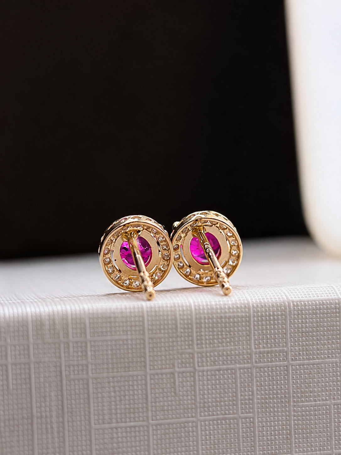 Arete oval de rubí con halo de diamantes en oro 14k