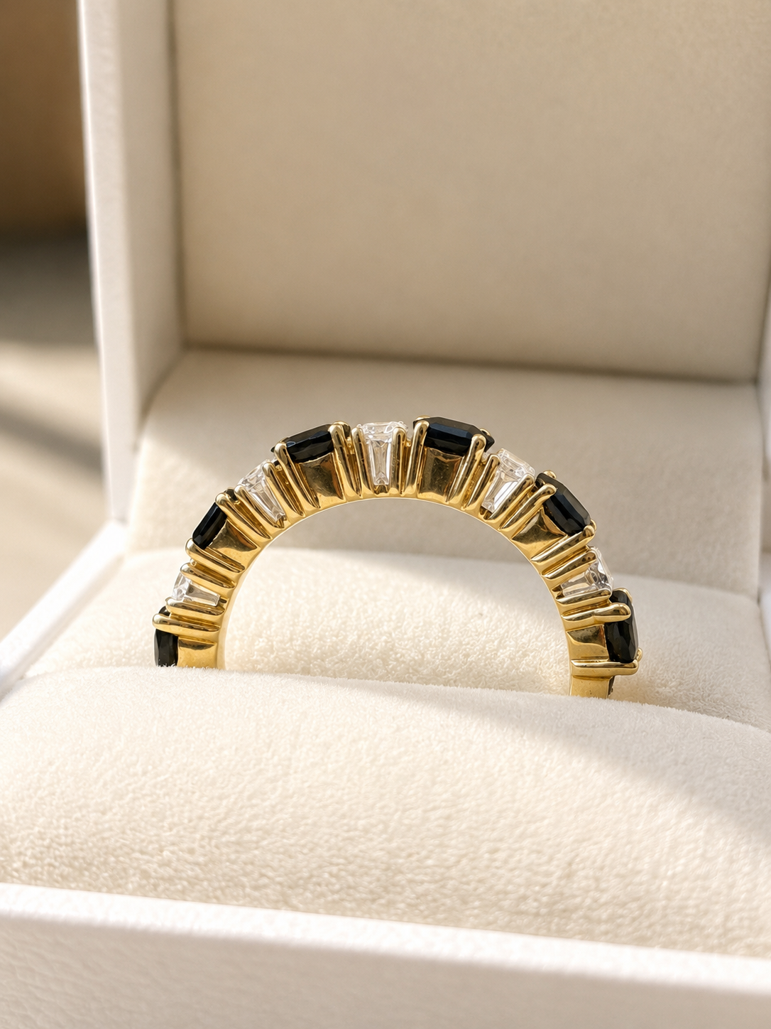 Anillo de zafiro con diamantes naturales en oro 10k