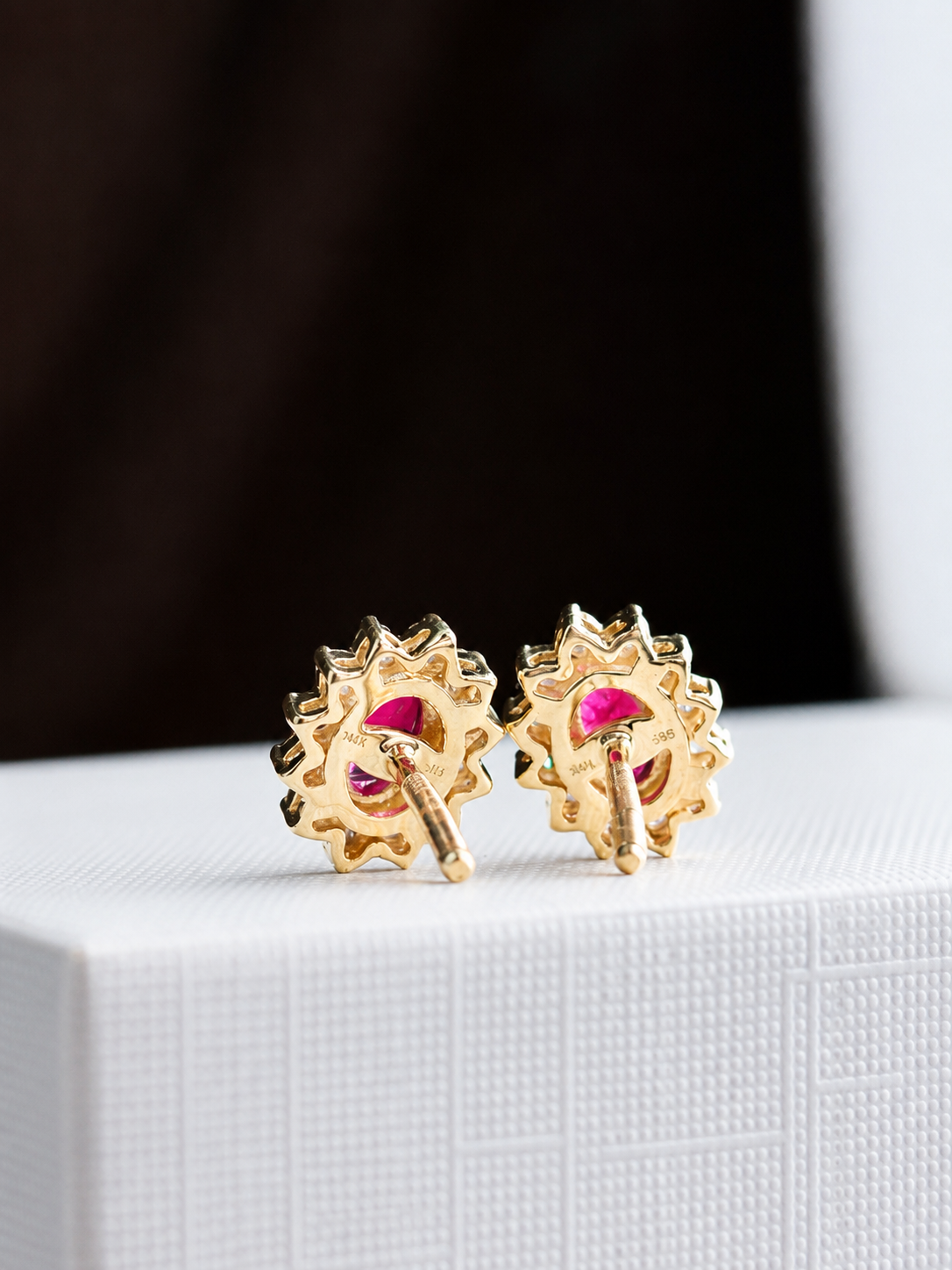Arete de rubí con halo de diamantes en oro 14k