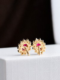 Arete de rubí con halo de diamantes en oro 14k