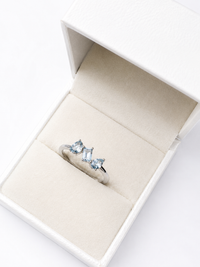 Anillo 3 aguamarina en oro blanco 14k