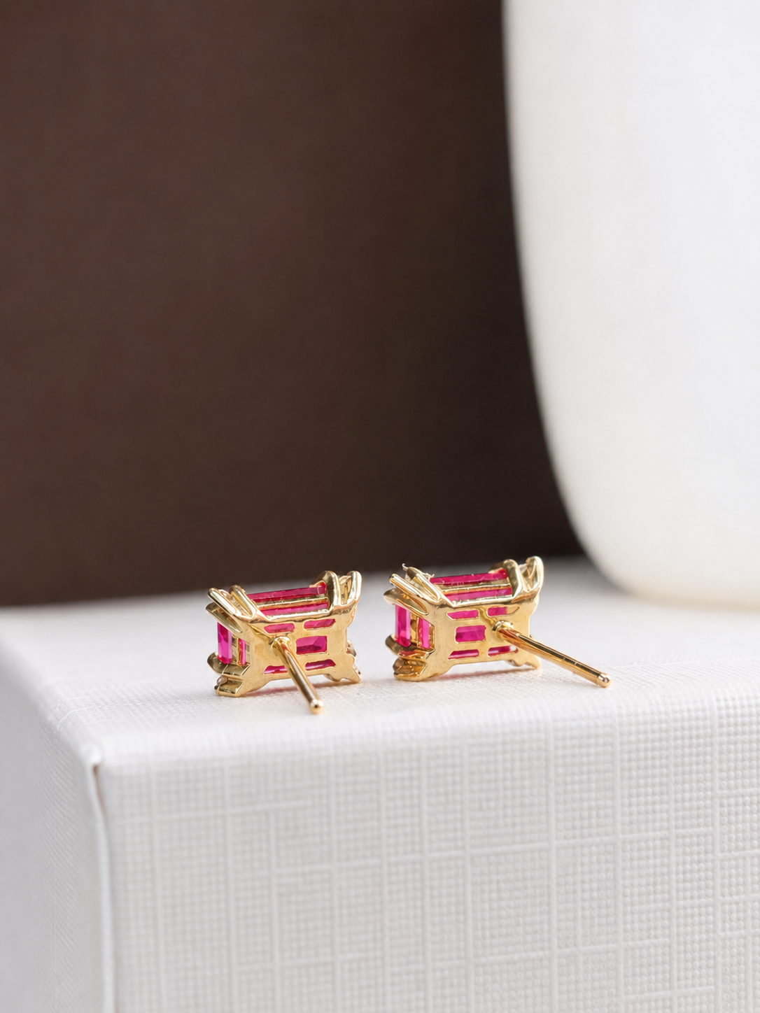 Arete rectangular de rubí con 4 mini diamantes en oro 14k