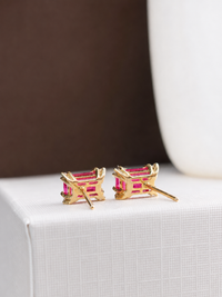 Arete rectangular de rubí con 4 mini diamantes en oro 14k