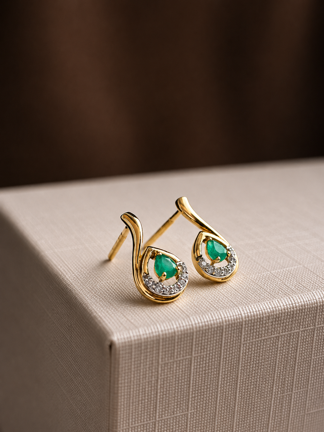 Arete de esmeralda con diamantes en oro 14k