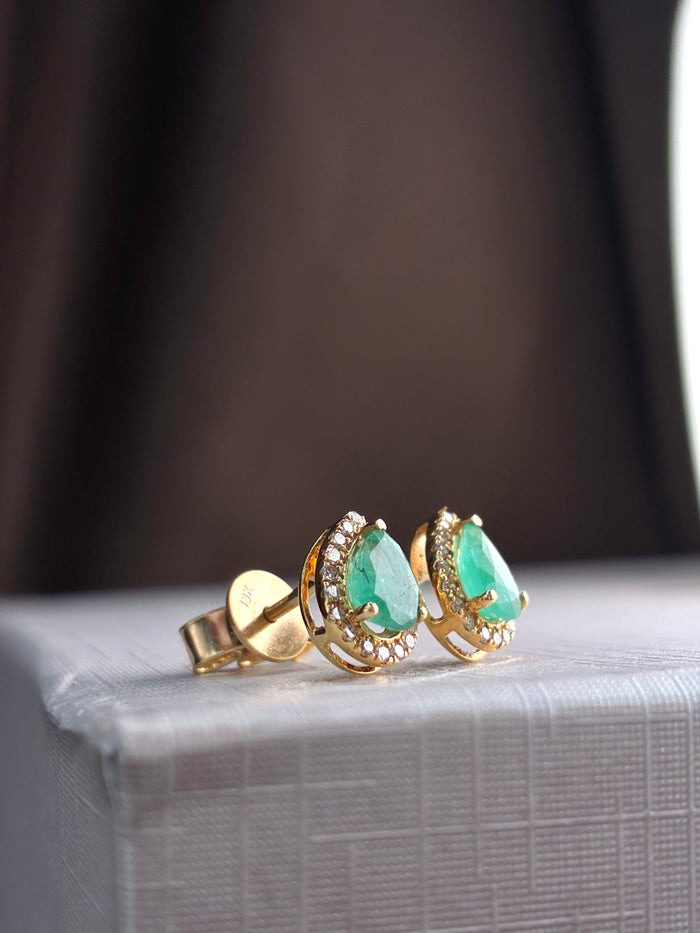 Arete gota de esmeralda con halo de diamantes en oro 14k