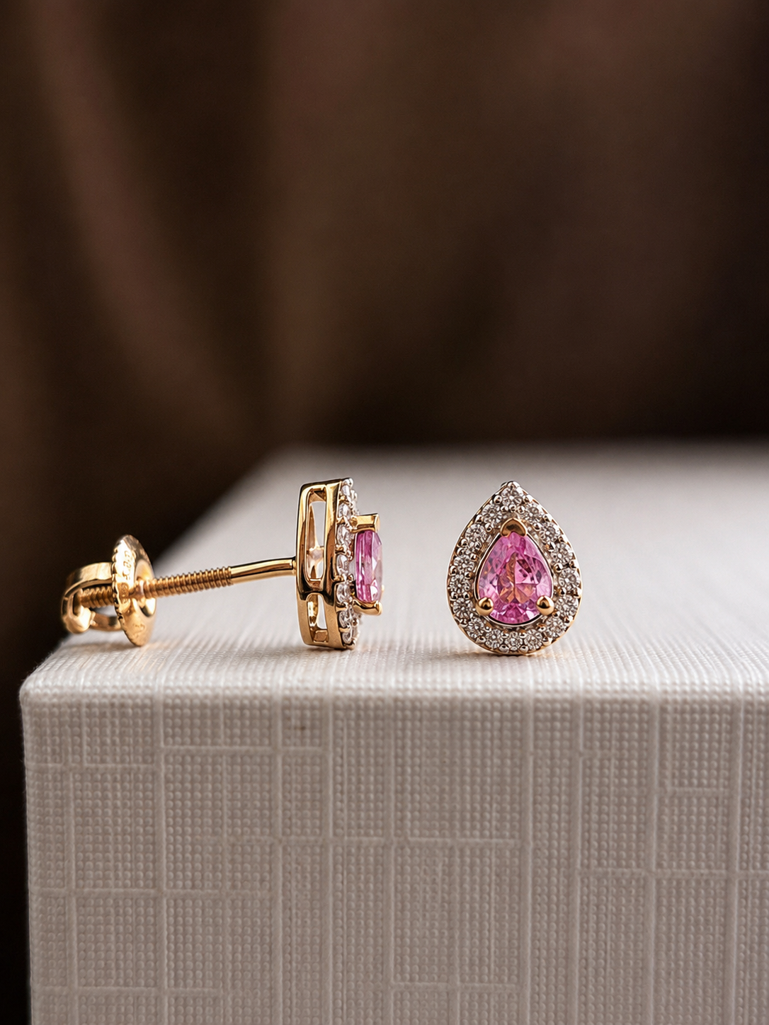 Arete gota Turmalina Rosa con halo de diamantes en oro 14k