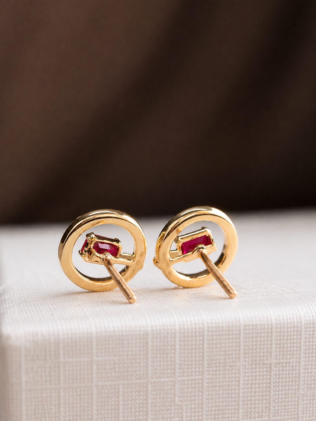Arete de rubí con diamantes naturales en oro 14k