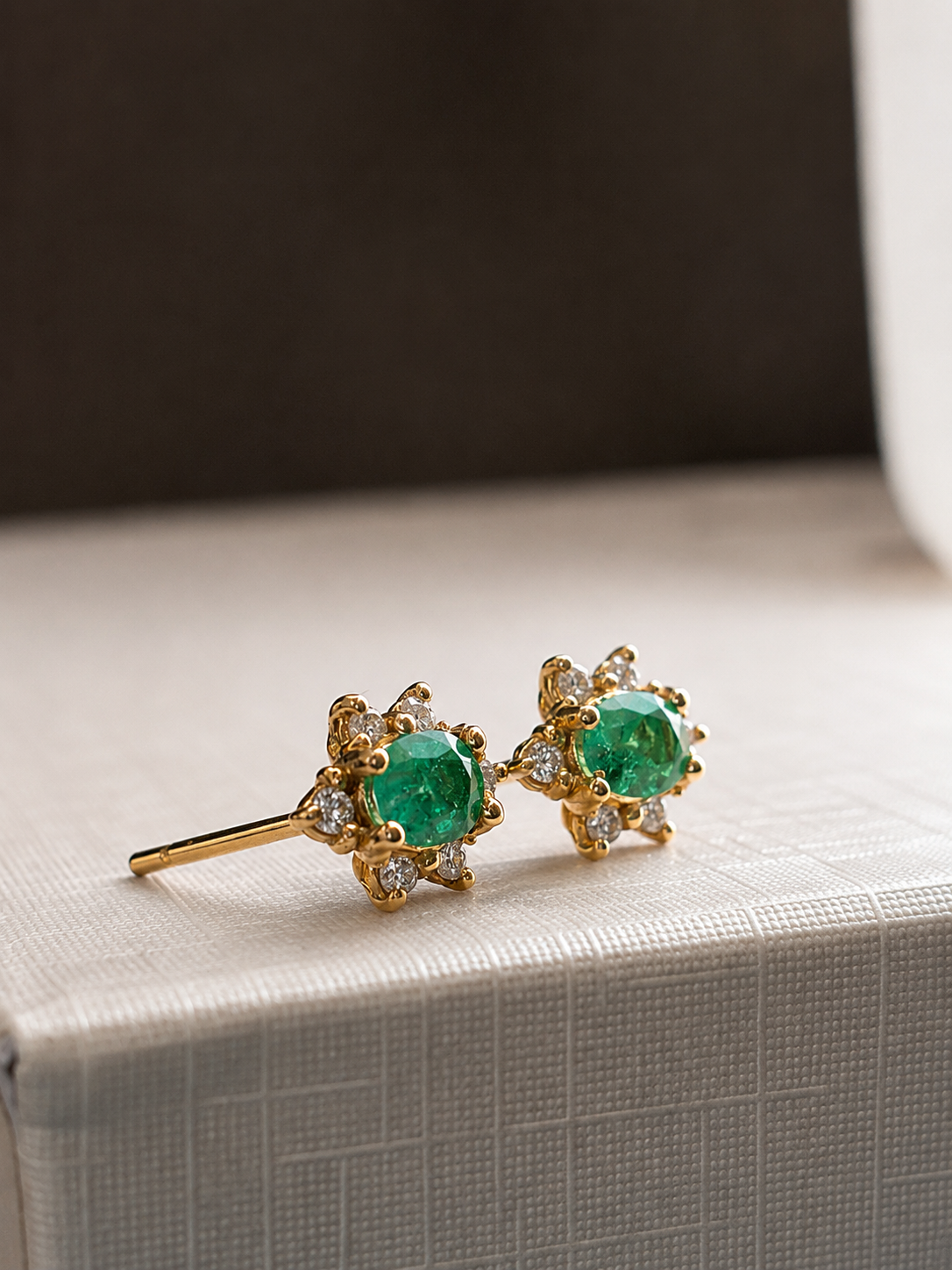 Arete de esmeralda y diamantes en oro 14k
