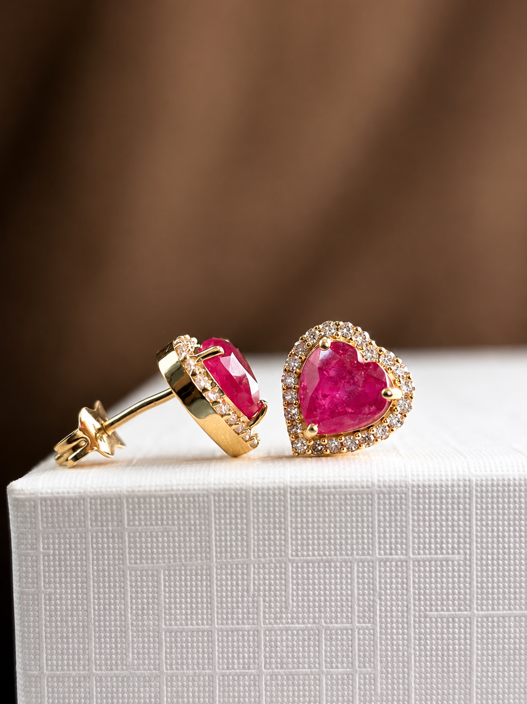 Arete de corazón Rubí con halo de diamantes en oro 14k