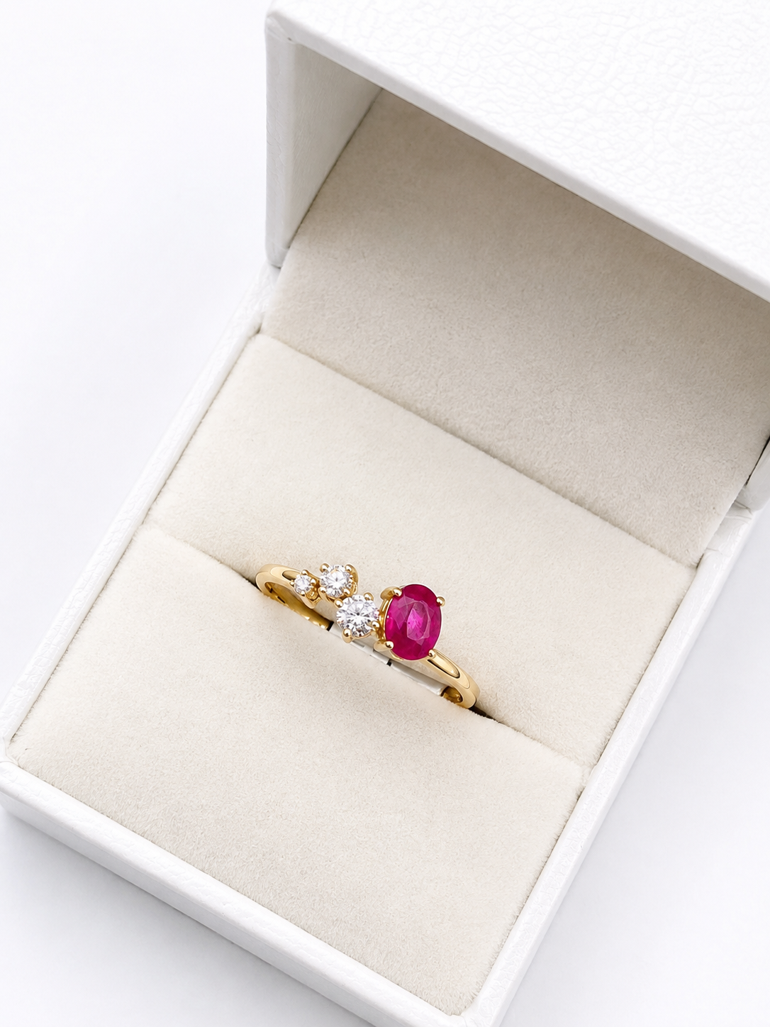 Anillo de rubi oval con 3 diamantes en oro 14k