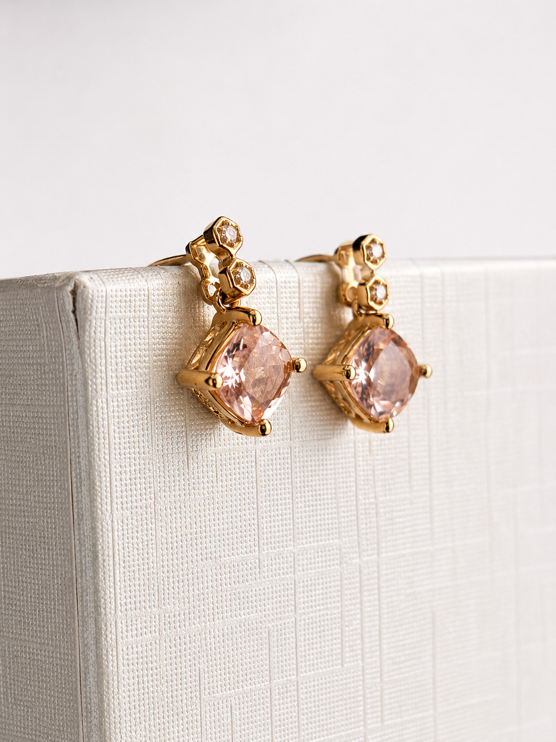 Arete de Morganita y 2 diamantes en oro 10k