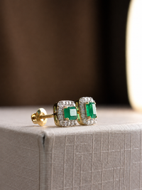 Arete de esmeralda con halo de diamantes en oro 14k