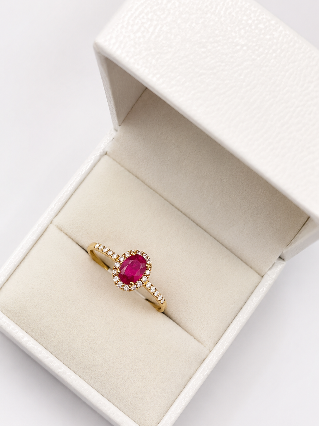 Anillo de rubi oval con halo diamantes en oro 14k
