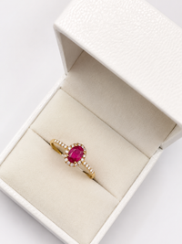 Anillo de rubi oval con halo diamantes en oro 14k