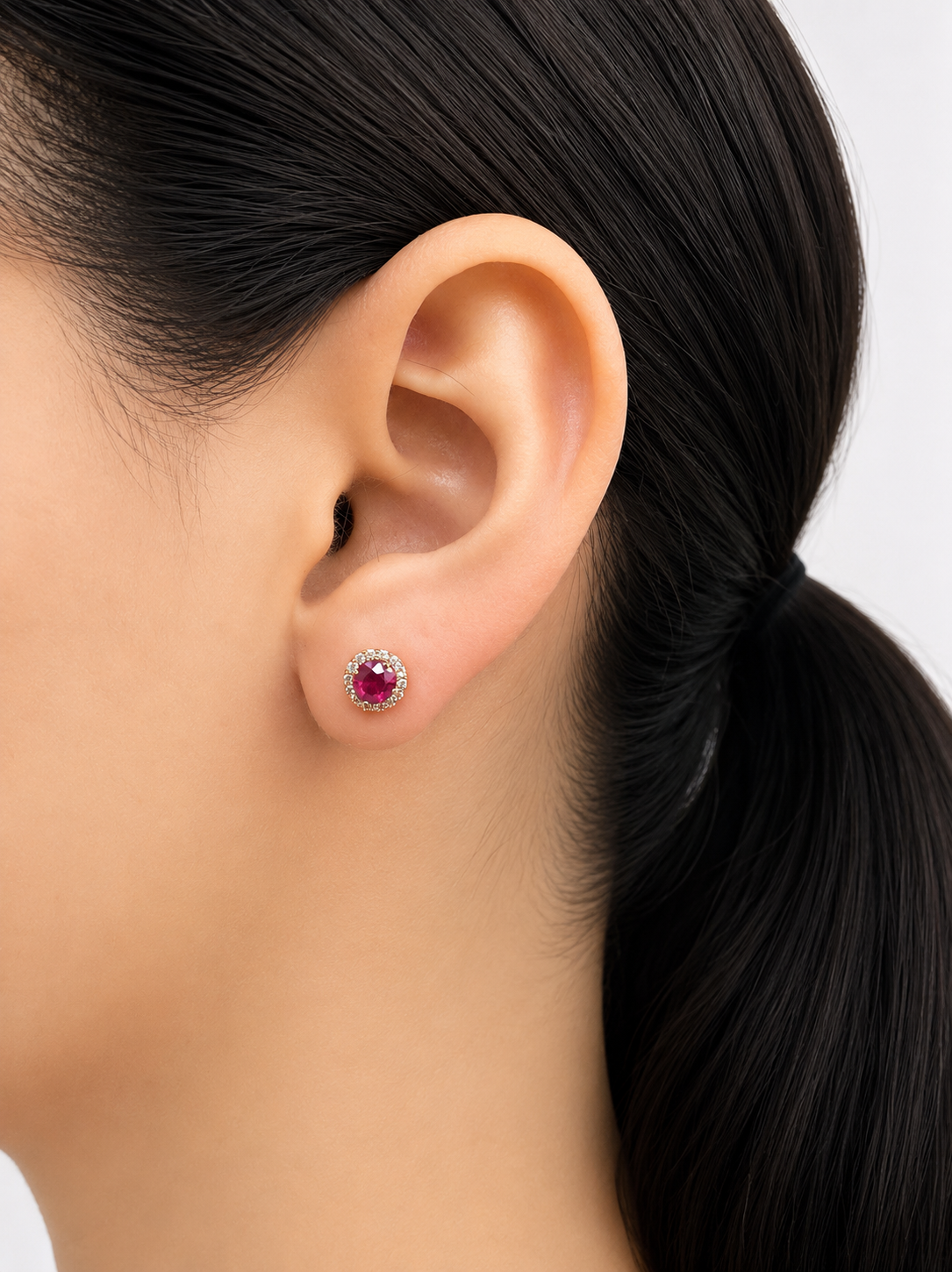 Arete de rubí con halo de diamantes en oro 14k