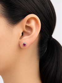 Arete de rubí con halo de diamantes en oro 14k