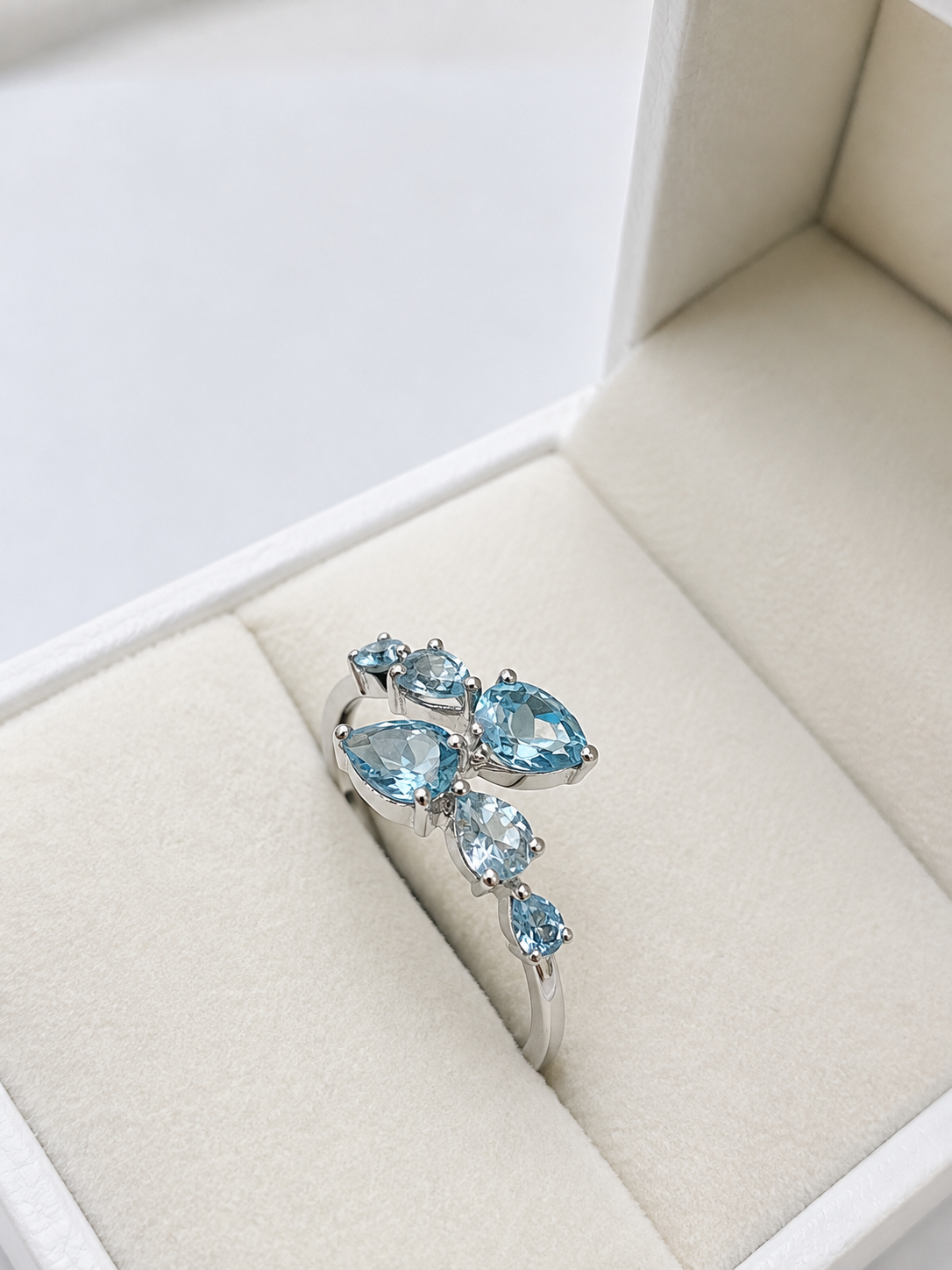 Anillo aguamarina gotas en oro blanco 14k