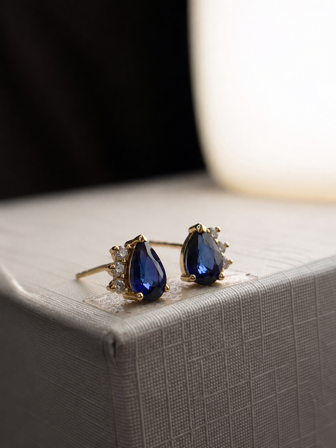 Arete gitano de zafiro con 3 mini diamantes en oro 14k