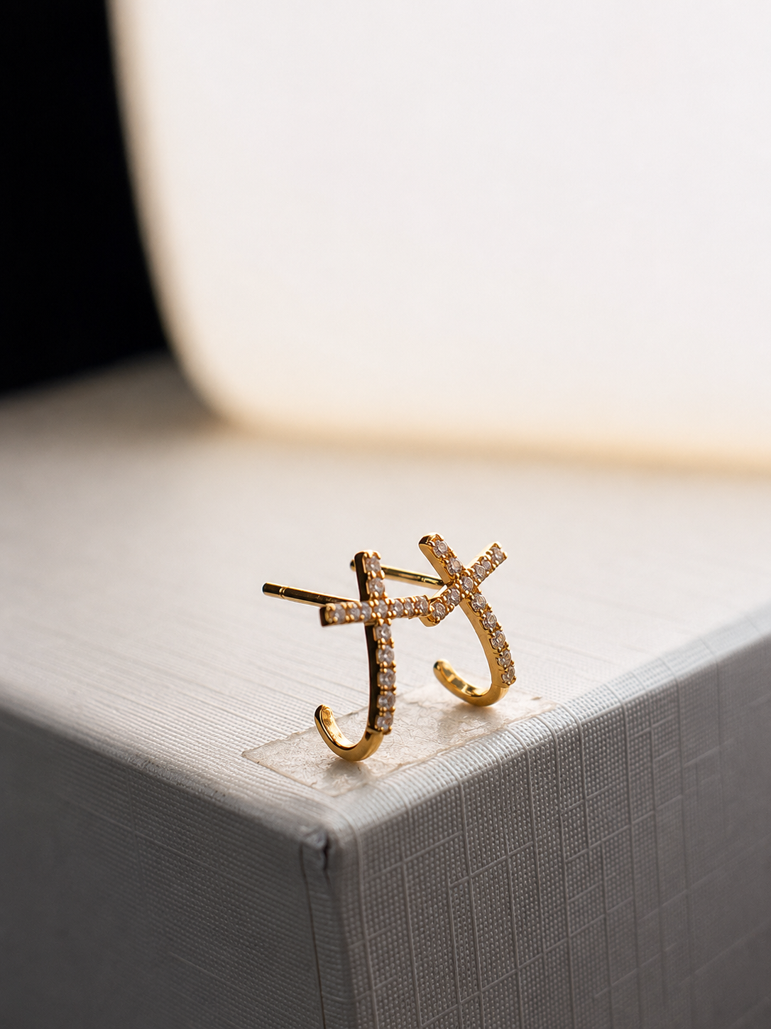 Aretes de cruz con diamantes naturales en oro 14k