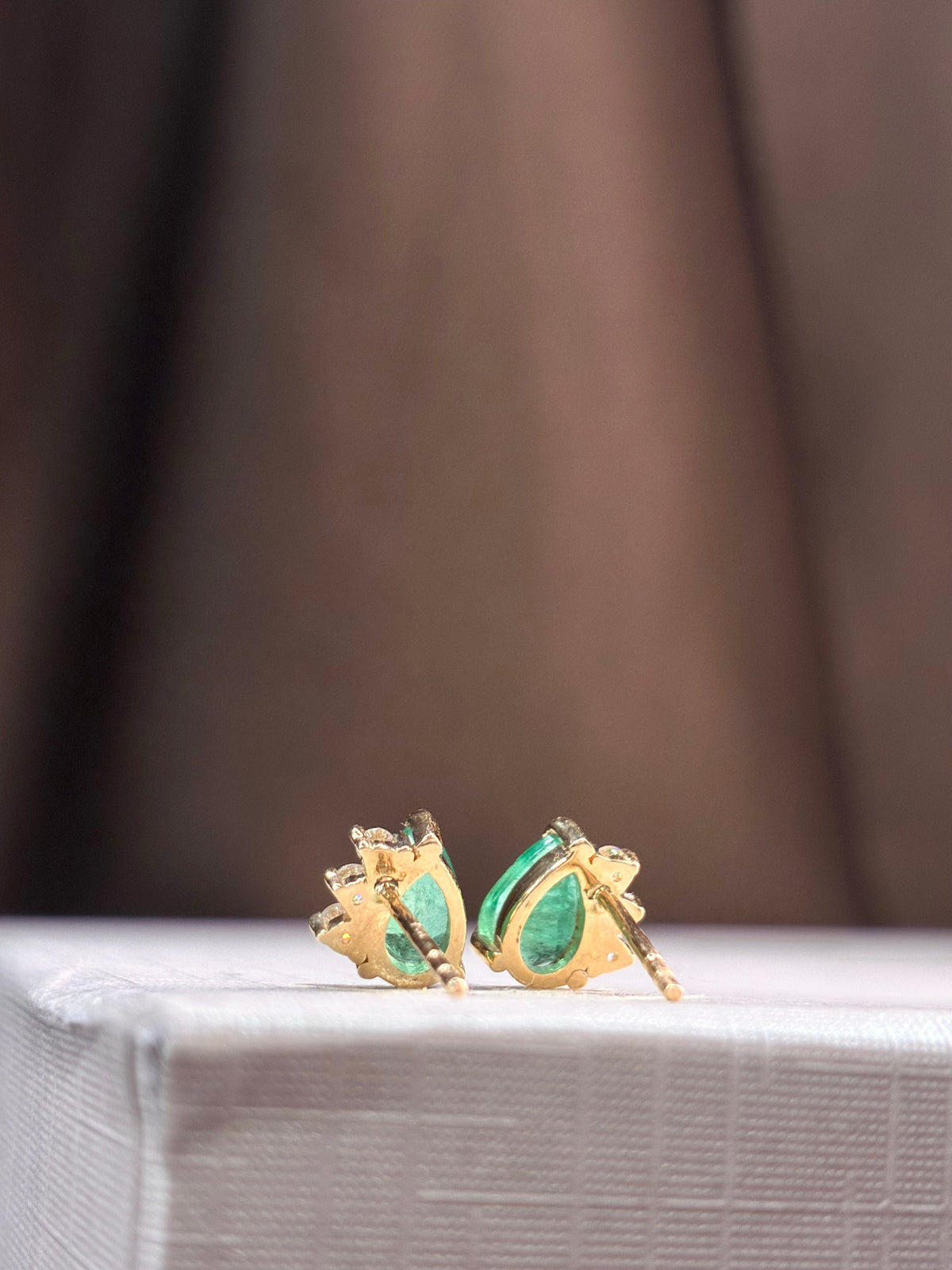 Arete gota de esmeralda con 3 mini diamantes en oro 14k