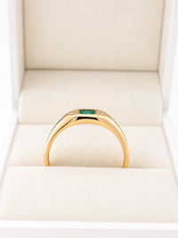 Anillo de esmeralda con 2 diamantes en oro 14k