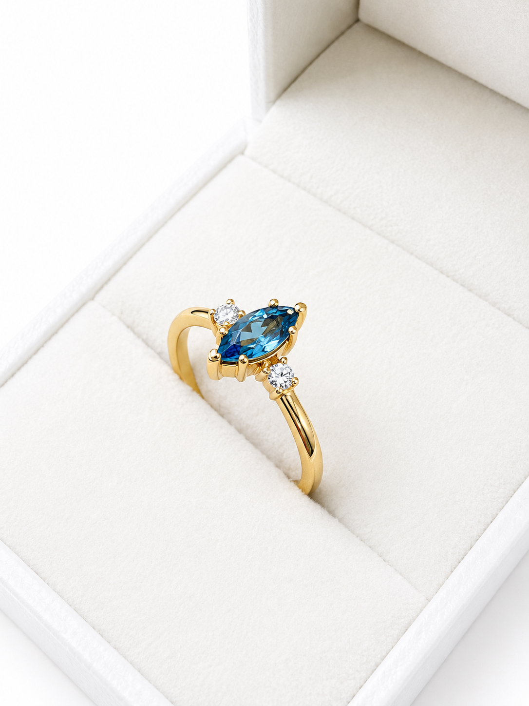 Anillo aguamarina con 2 diamantes en oro 14k