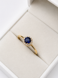 Anillo de zafiro con halo de diamantes en oro 14k
