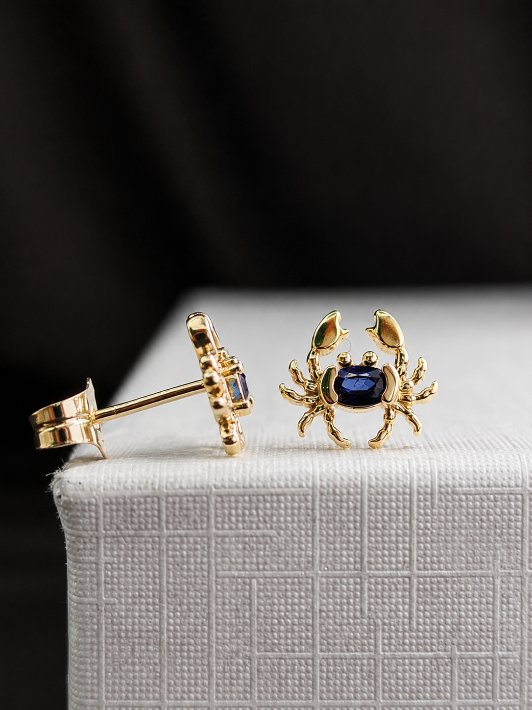 Arete cangrejo zafiro en oro 14k