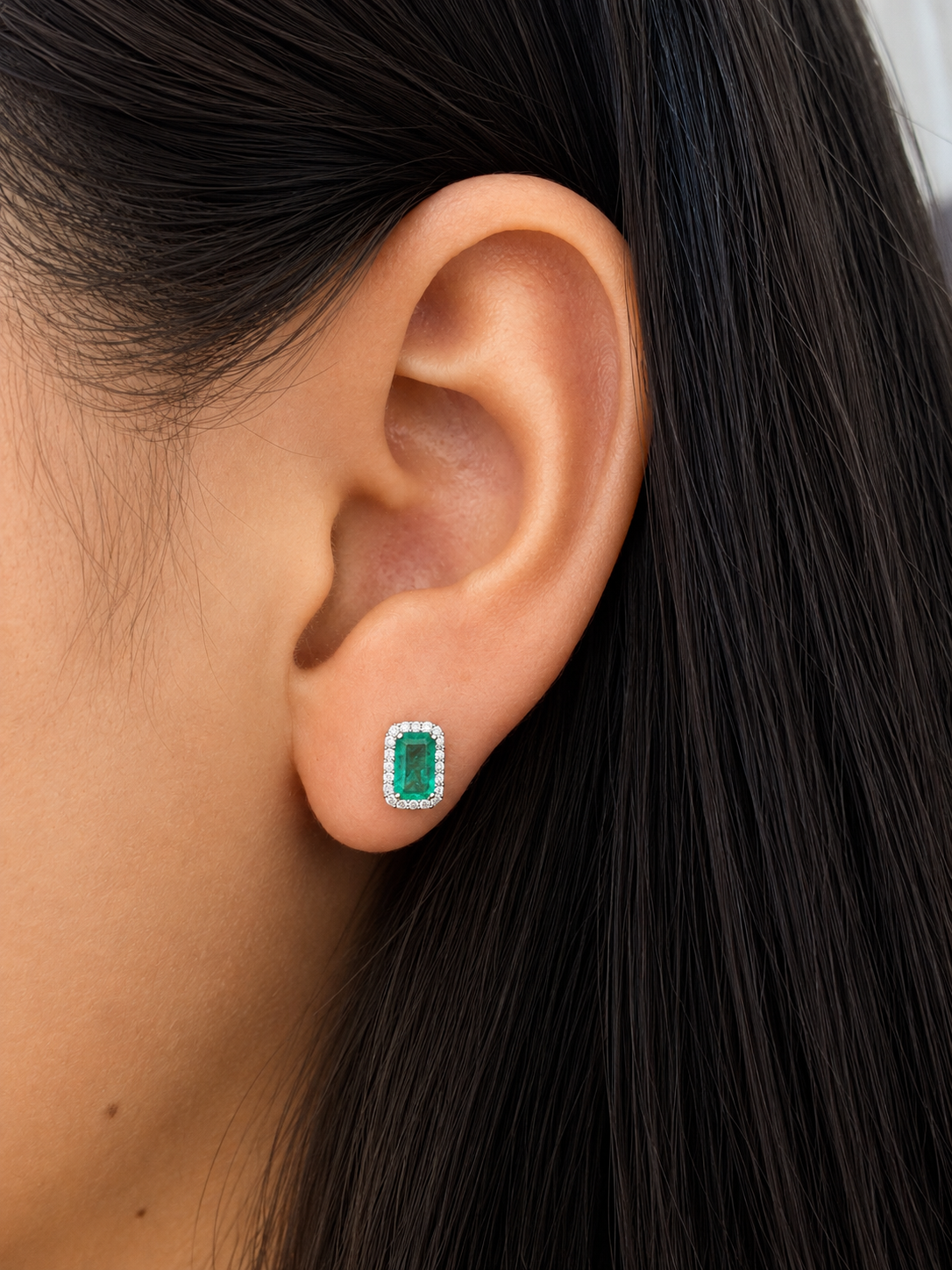 Aretes de esmeralda con halo de diamantes oro 14k blanco