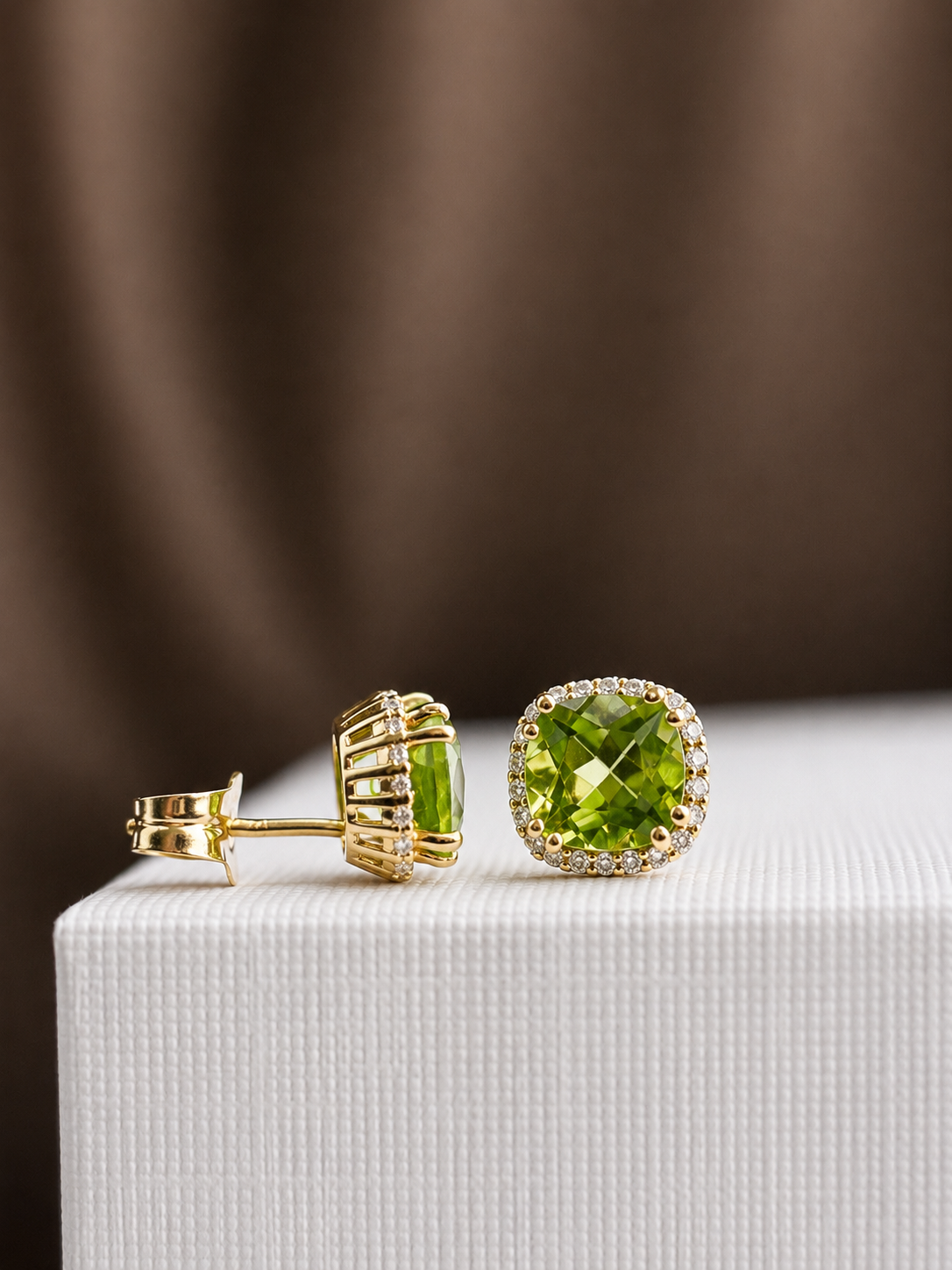 Arete de peridoto con halo de diamantes en oro 14k