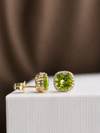 Arete de peridoto con halo de diamantes en oro 14k