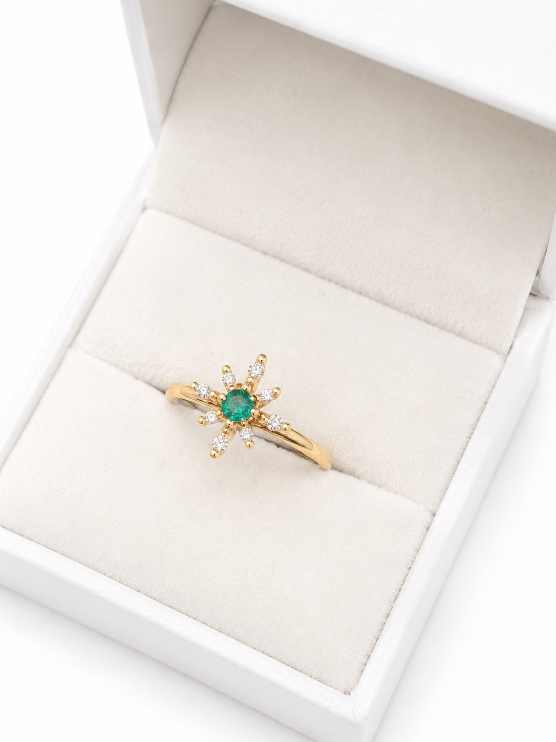 Anillo de esmeralda con diamantes naturales en oro 14k