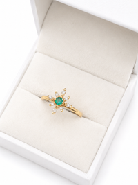 Anillo de esmeralda con diamantes naturales en oro 14k