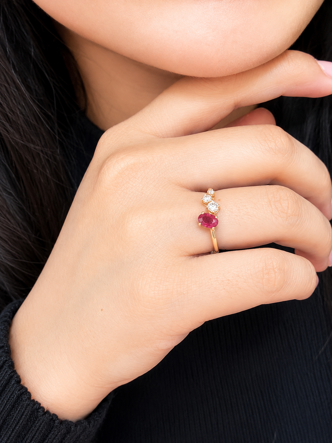 Anillo de rubi oval con 3 diamantes en oro 14k